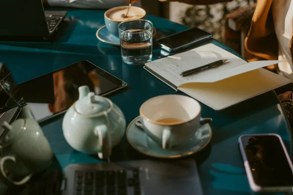 Närbild Affärsbord Med Kaffe Och Affärspersonal Det — Stockfoto