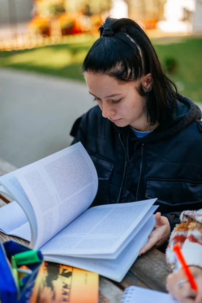 Şirin Bir Liseli Kız Kitabın Sayfalarını Karıştırıyor Ders Çalışırken Bir — Stok fotoğraf