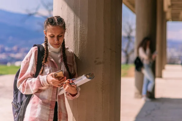 Schoolmeisje Leunend Een Pilaar Het Schoolplein Babbelend Haar Telefoon Haar — Stockfoto