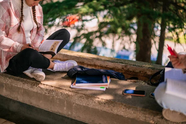 Junges Schulmädchen Sitzt Auf Einem Sims Und Studiert Nahaufnahme — Stockfoto