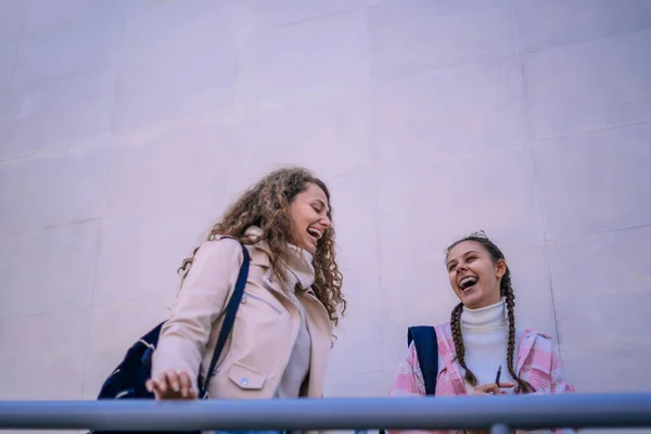 Счастливые Счастливые Красивые Школьницы Сплетничают Парнями Класса Рассмеялись — стоковое фото