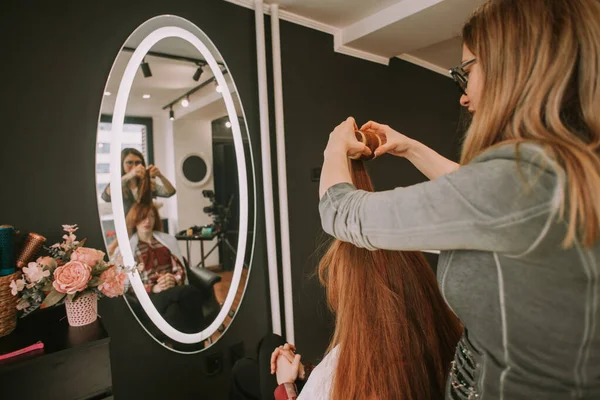 Sarışın Kuaför Kuaförde Dikilirken Müşterilerine Kırmızı Saç Takıyor — Stok fotoğraf