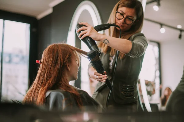 Beautiful Blonde Hairdresser Blowing Her Clients Bangs Hair Salon — ストック写真