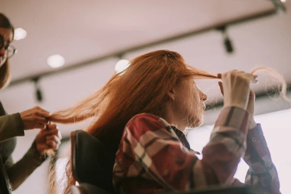 Sarışın Kuaför Müşterilerine Uzun Kızıl Saçlarını Örerken Kuaförde Dikilirken — Stok fotoğraf