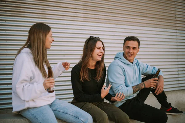 Drei Freunde Lachen Während Sie Neben Einem Gragae Sitzen Und — Stockfoto