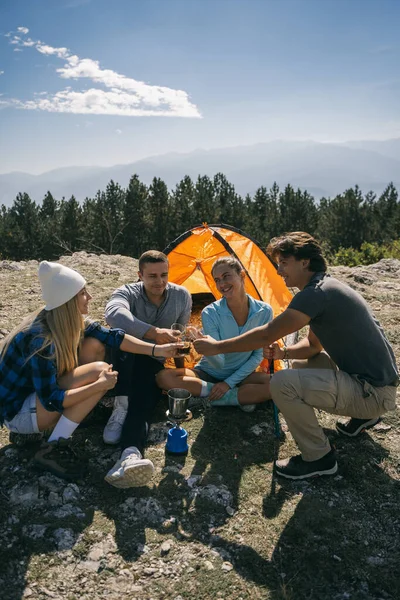 Quatro Amigos Caminhantes Bebendo Cofee Relaxando Perto Tenda Montanha — Fotografia de Stock