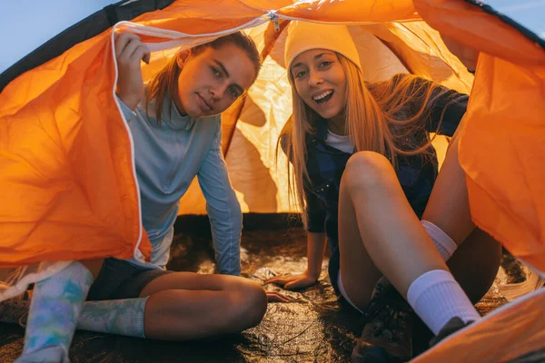 Nahaufnahme Von Zwei Hübschen Mädchen Die Orangefarbenen Zelt Berg Sitzen — Stockfoto