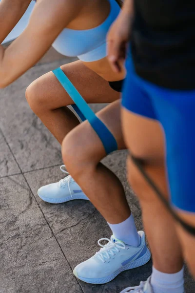 Mädchen Macht Kniebeugen Während Ihr Freund Neben Ihr Steht — Stockfoto
