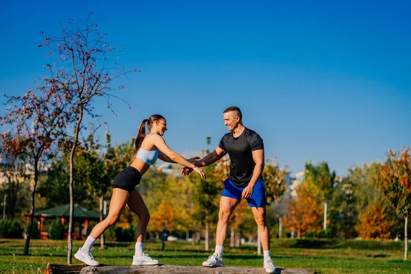 Couple Sportif Époustouflant Une Conversation Amusante Tout Équilibrant Sur Arbre — Photo