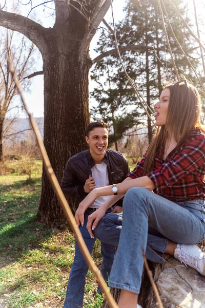 在公园里玩得开心的年轻夫妇 — 图库照片