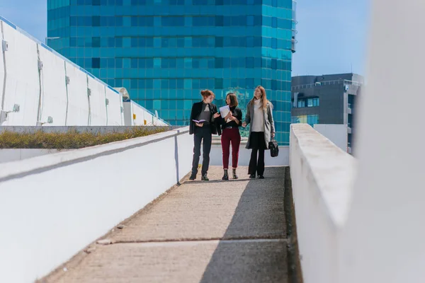 Drei Junge Mitarbeiterinnen Arbeiten Der Stadt Und Unterhalten Sich Foto — Stockfoto