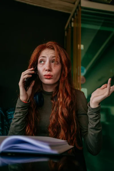 Ginger Businesswoman Asking Client Why Changed His Mind Declined Offer — Stock Photo, Image