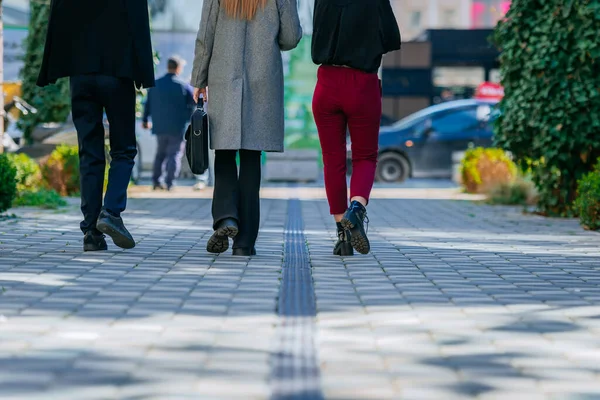 Drei Geschäftsfrauen Gehen Der Stadt Spazieren Aufnahme Aus Niedriger Perspektive — Stockfoto