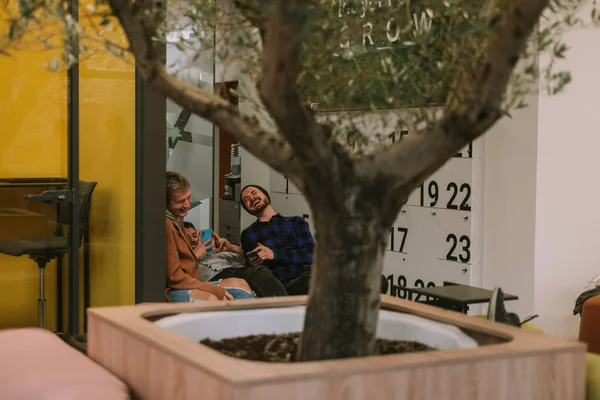 Genç Mutlu Neşeli Arkadaşları Modern Ofisteki Bir Kanepede Oturup Eğlenceli — Stok fotoğraf