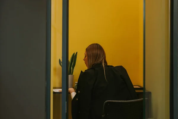 Yerindeki Küçük Sarı Odada Otururken Çalışan Belgelere Bakan Sarışın Kadınlarına — Stok fotoğraf