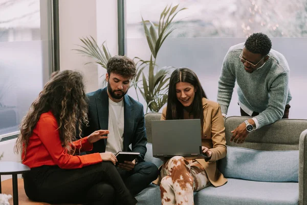 Schöne Multiethnische Paare Die Büro Einer Guten Atmosphäre Zusammenarbeiten Sie — Stockfoto