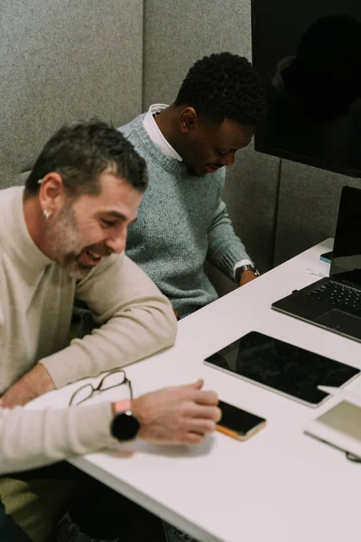 中年の白人男性が職場で黒人男性同僚と楽しい会話をしている 笑ってる — ストック写真