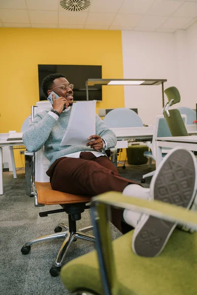 Ένας Κομψός Μαύρος Επιχειρηματίας Εργάζεται Και Χαλαρώνει Στο Γραφείο Έχει — Φωτογραφία Αρχείου