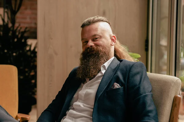 Ların Adamının Uzun Saçlı Uzun Sakallı Yakın Çekimi Gülümsüyor Kameraya — Stok fotoğraf