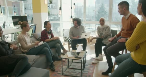 Groupe Collaborateurs Multiraciaux Discutant Plan Ils Élaborent — Video