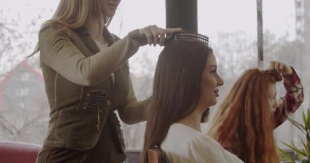 Κομμωτής Χτένισμα Μακριά Μαλλιά Του Πελάτη Στούντιο Hairstyling Κίνηση Φορτηγών — Αρχείο Βίντεο