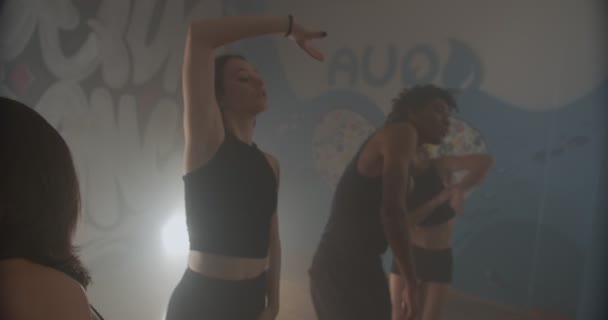 Talentovaní Mladí Tanečníci Připravují Své Vystoupení — Stock video