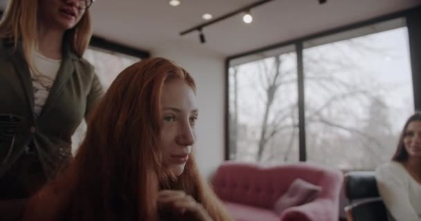 Kızıl Saçlı Kızın Saçını Tarayıp Kuaförlük Kamyonculuk Hareketlerine Hazırlanmasını Sağla — Stok video