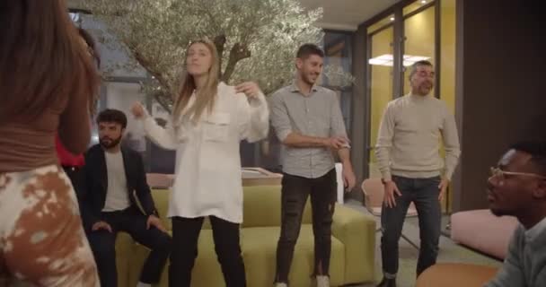 Fröhliche Kollegen Tanzen Vor Aufregung Büro Zusammen — Stockvideo