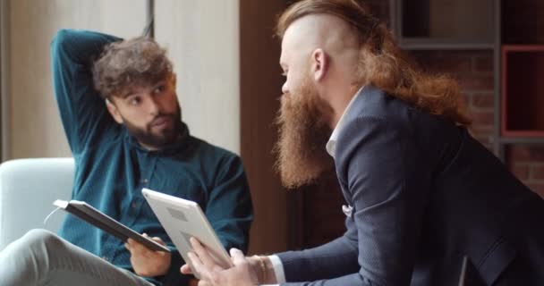 Twee Mannelijke Collega Hebben Een Zakelijk Gesprek Cafetaria Teal Oranje — Stockvideo