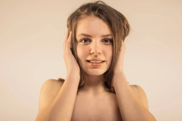 Smiley Mädchen Berührt Ihren Kopf Isoliert Auf Beigem Hintergrund — Stockfoto