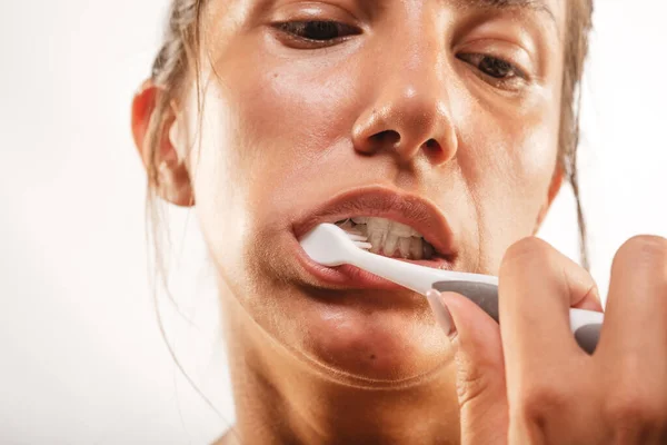 Esmer Bir Kızın Beyaz Arka Planda Dişlerini Fırçaladığı Stüdyoya Yakın — Stok fotoğraf