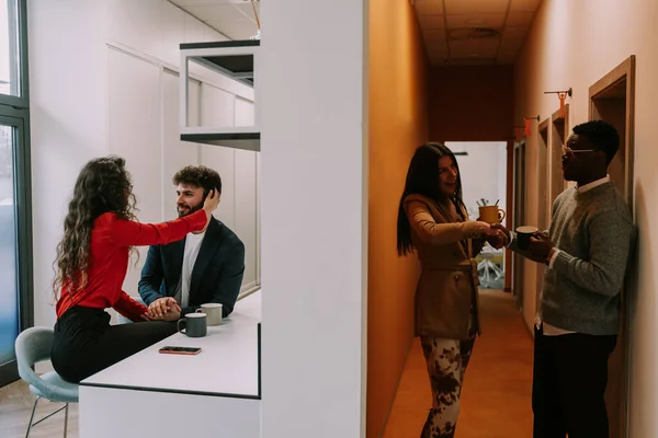 Ofis Mutfağında Erkek Arkadaşını Okşayan Kıvırcık Saçlı Bir Kız Esmer — Stok fotoğraf
