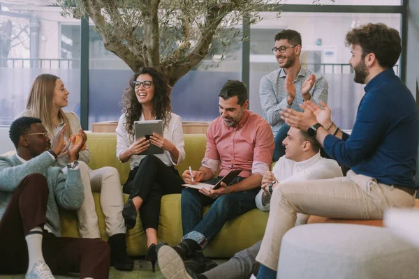 Grupo Empresarios Hablando Sonriendo Pasándola Bien Sentados Espacio Working —  Fotos de Stock