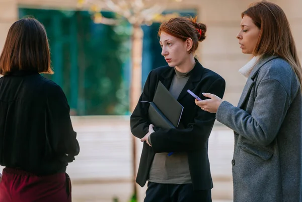 Drei Junge Stylische Business Girls Diskutieren Während Sie Draußen Arbeiten — Stockfoto