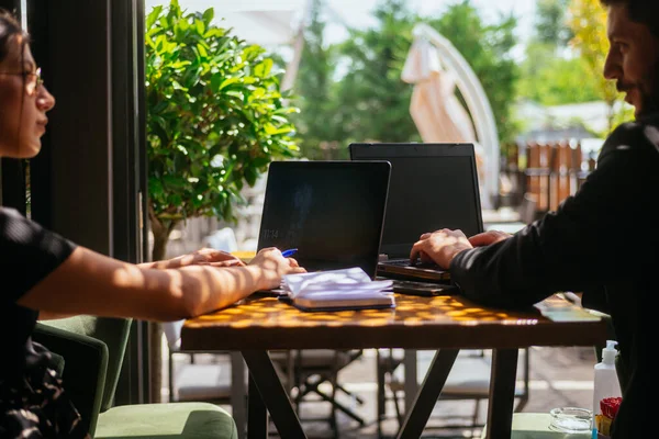 Business Couple Taking Break Cafe Bar Terrace Having Funny Conversation — Stockfoto