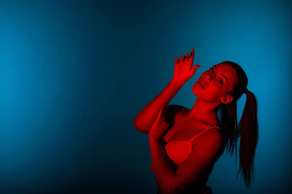 Mooi Rood Silhouet Van Een Meisje Poseren Studio — Stockfoto