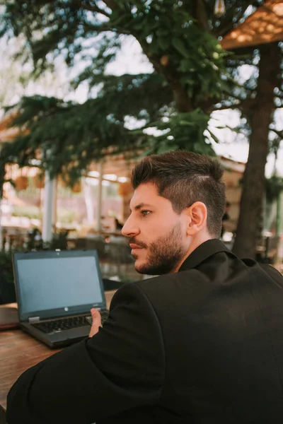 Επιχειρηματίας Κοιτάζει Αλλού Ενώ Κάθεται Στο Καφέ — Φωτογραφία Αρχείου