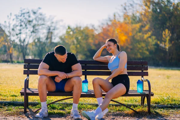 Fatigué Couple Sportif Avoir Une Conversation Tout Reposant Sur Banc — Photo