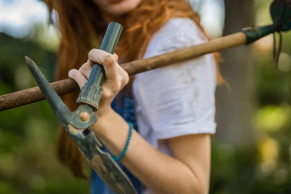 Close Tiro Mulher Gengibre Jardineiro Segurando Escavador Suas Mãos — Fotografia de Stock