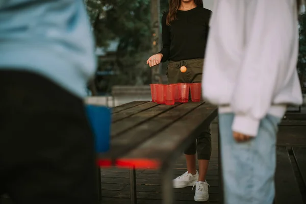 Detailní Záběr Přátel Hrát Pivní Pong Dřevěném Stole Při Stání — Stock fotografie