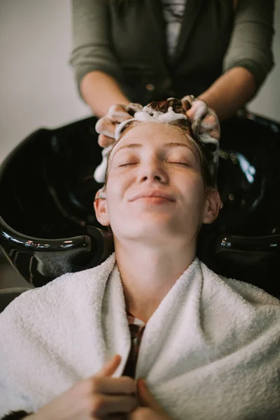 Gros Plan Coiffeur Shampooing Ses Clients Cheveux Pendant Elle Relaxe — Photo