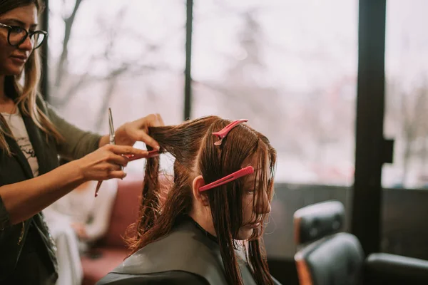 Close Blone Hairdresser Cutting Her Clients Red Hair Salon — Stock fotografie