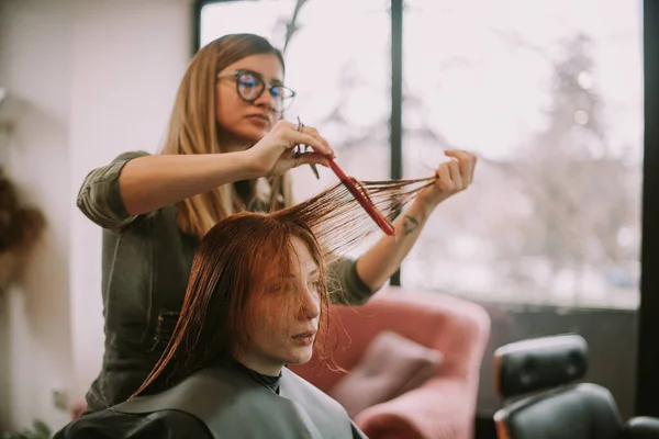 Κοντινό Πλάνο Της Κομμώτριας Βουρτσίζει Τους Πελάτες Της Κόκκινα Μαλλιά — Φωτογραφία Αρχείου