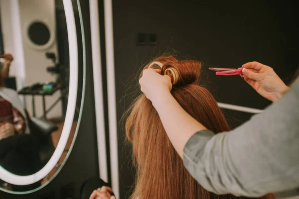 Крупним Планом Зачіска Накладає Своїх Клієнтів Руде Волосся Салоні — стокове фото