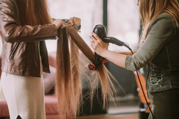 Hairdresser Drying Client Hair Salon — Stock Photo, Image