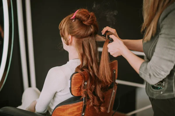 Gros Plan Belle Fille Rousse Faire Couper Les Cheveux Salon — Photo