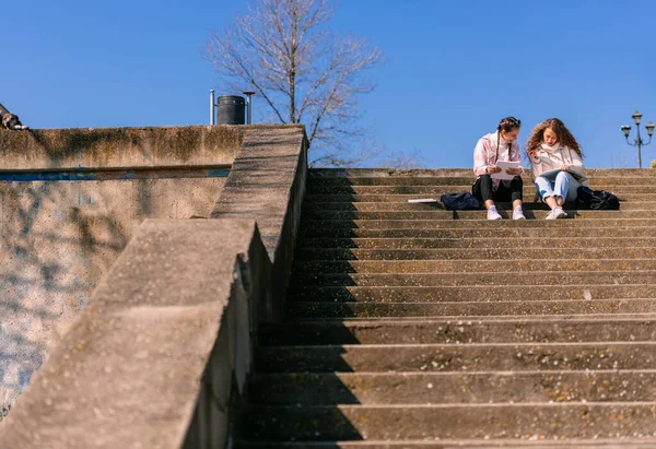 Fernsicht Von High School Mädchen Die Auf Einer Treppe Sitzen — Stockfoto