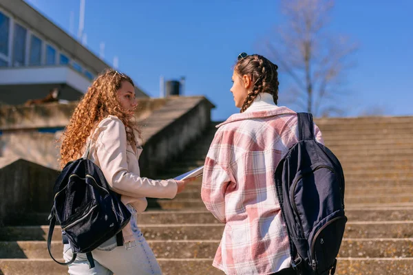 High School Flickor Diskuterar Ett Skolämne När Går Upp — Stockfoto