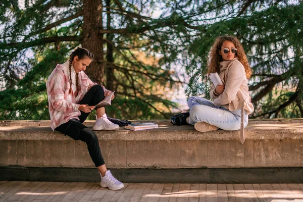 Hermosas Chicas Escuela Estudiando Juntas Mientras Están Sentadas Una Cornisa —  Fotos de Stock
