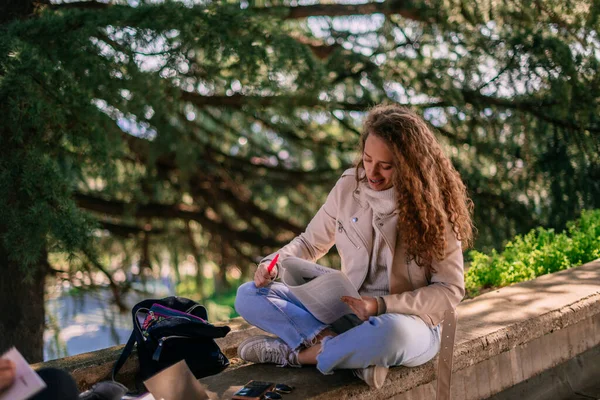 Curly Menina Cabelo Estudando Antes Exame Ela Está Lendo Livro — Fotografia de Stock